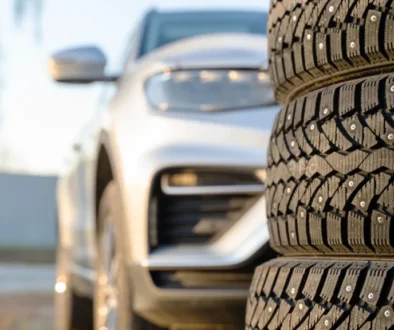 pneumatiky v popředí, za nimi vozidlo