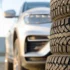 pneumatiky v popředí, za nimi vozidlo