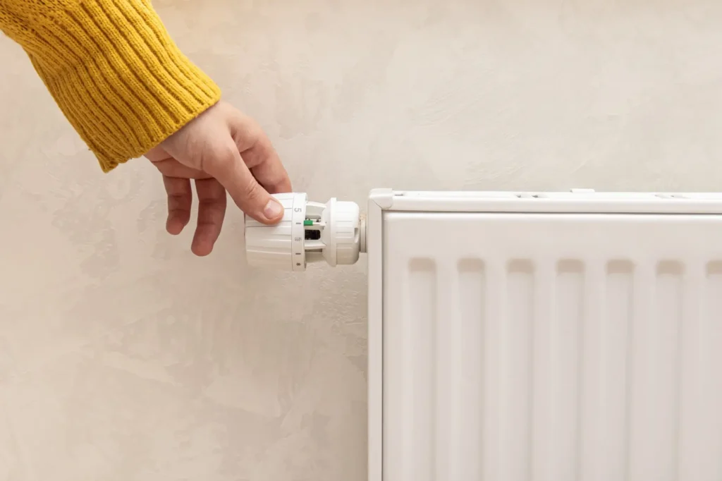 nastavení radiátoru - Techsvět žena nastavuje intenzitu topení