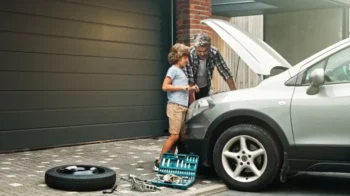 otec se synem dělají servis na svém autě doma