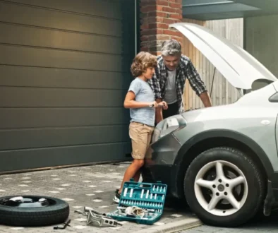 otec se synem dělají servis na svém autě doma