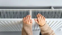 ruce na radiátoru
