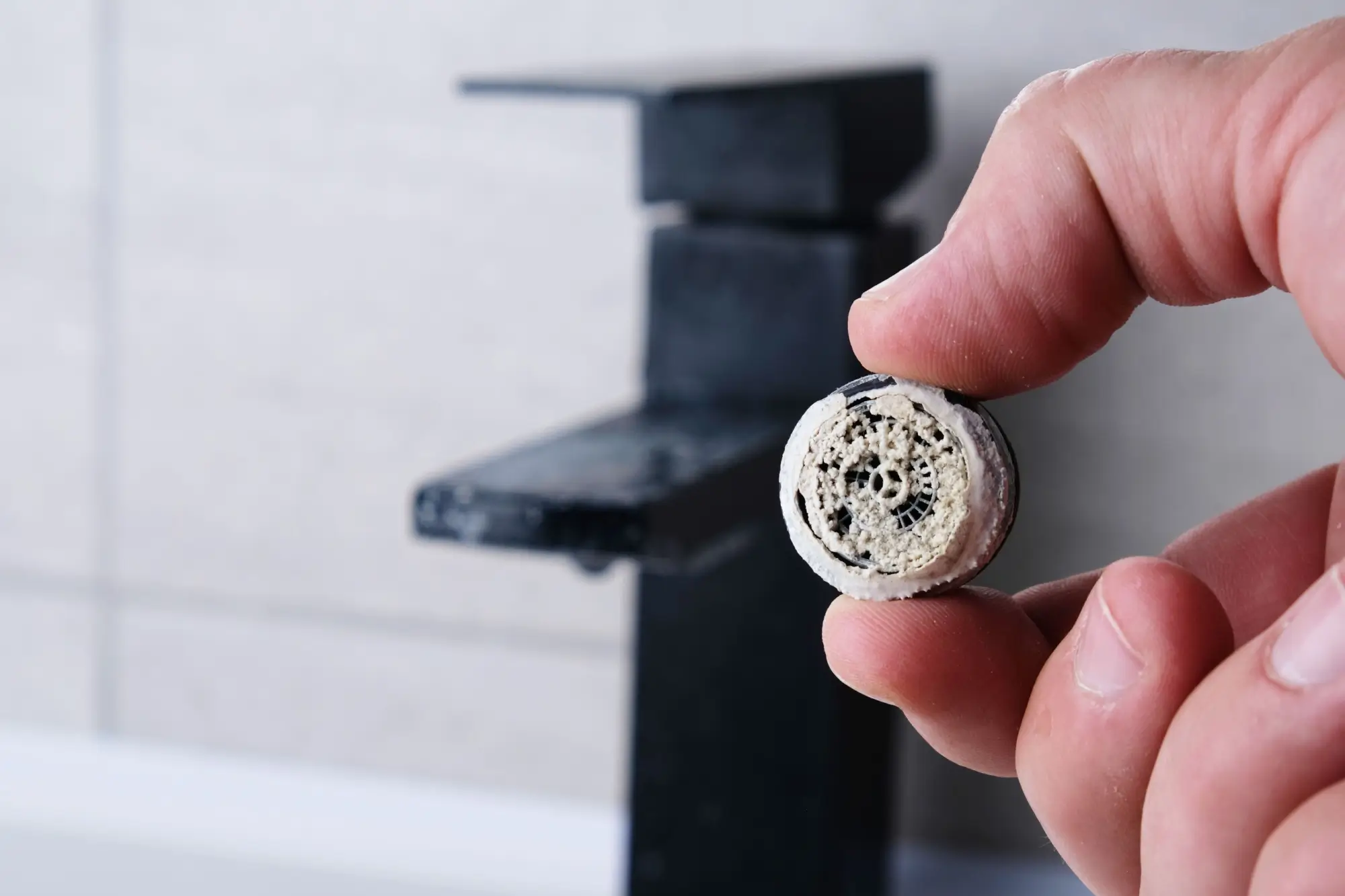 Shutterstock_2519827051 - Techsvět Perlátor zanesený vodním kamenem