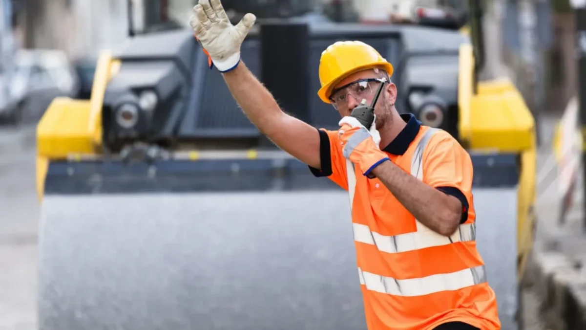 Silničář při opravě vozovky v centru Prahy.