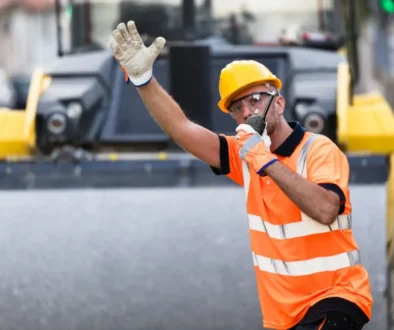 Silničář při opravě vozovky v centru Prahy.