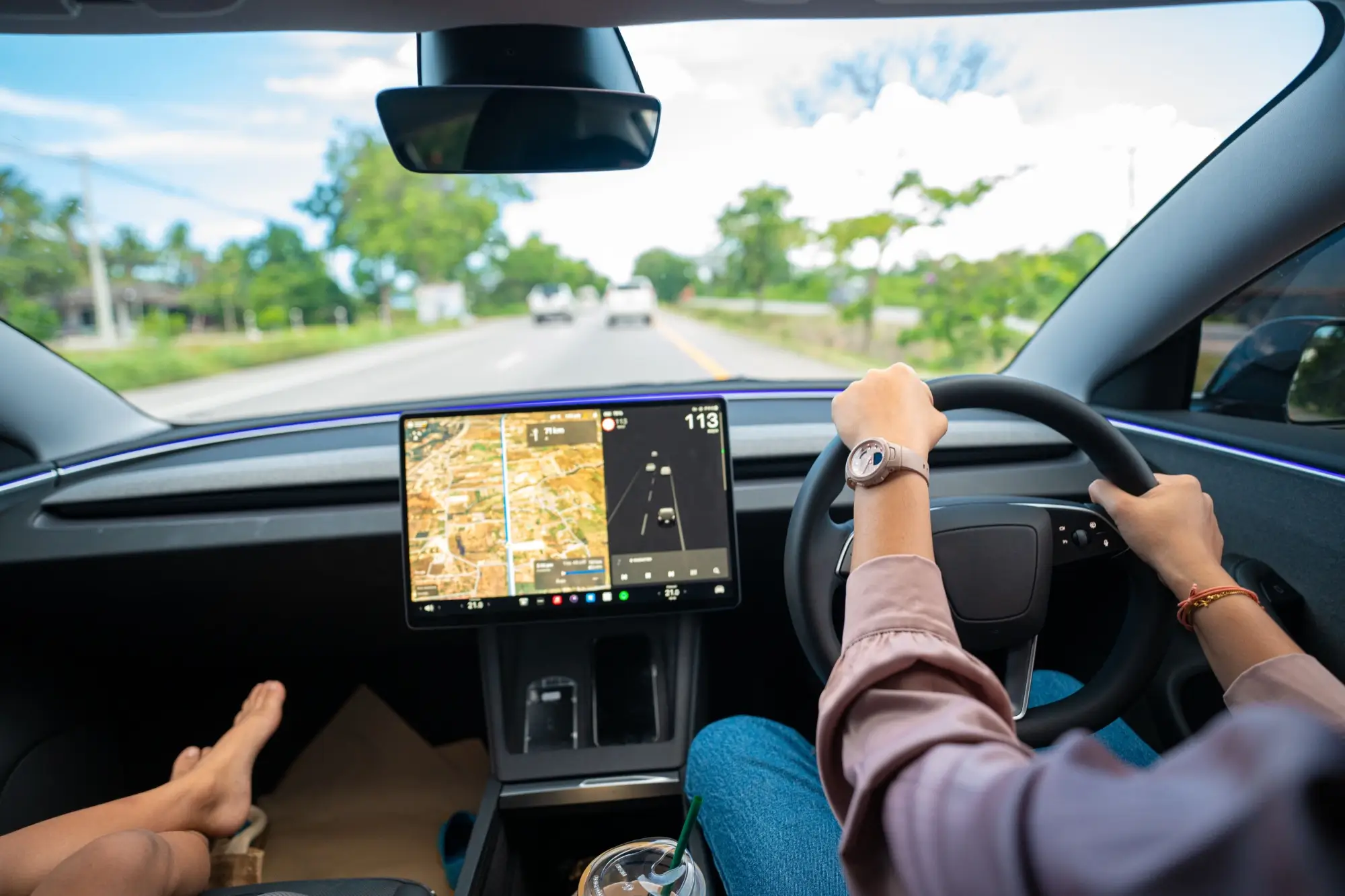 Shutterstock_2535430053 - Techsvět Pár jede v elektroautě