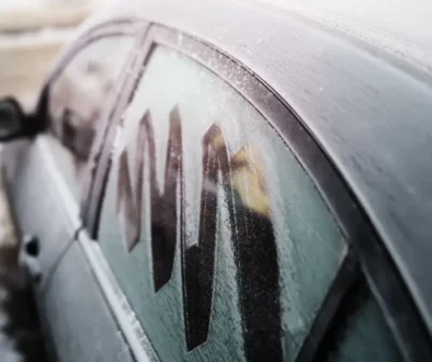zamrzlé okno auta