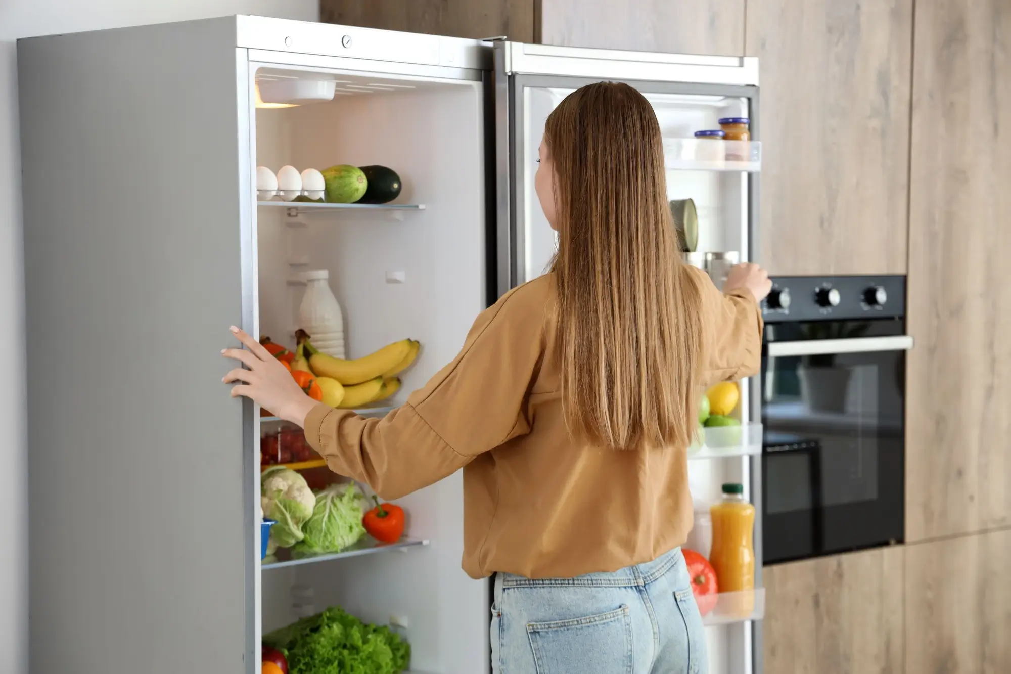 Shutterstock_2540856341 - Techsvět Žena kouká do lednice