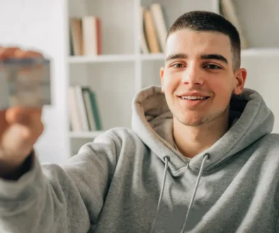 mladý muž s občankou