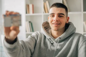 Občanský průkaz, cestovní pas, řidičák, techničák. Jaké doklady můžete nechat doma a jaké nutně potřebujete