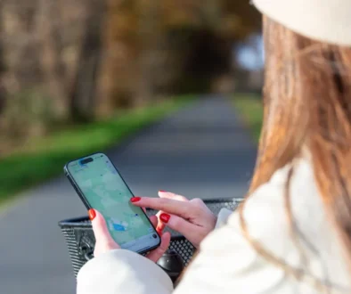 Žena má zápletkou polohové služby na telefonu