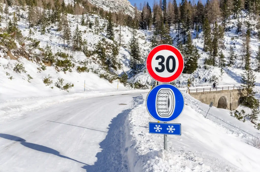 Shutterstock_258014621 - Techsvět zasněžená silnice, kde je značka "sněhové řetězy"