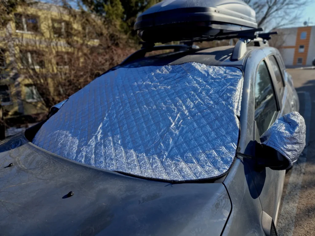 čelní sklo zakryté fólií