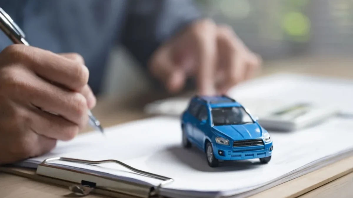 Podpis smlouvy s modýlkem auta