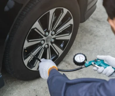 Muž měří tlak pneumatik