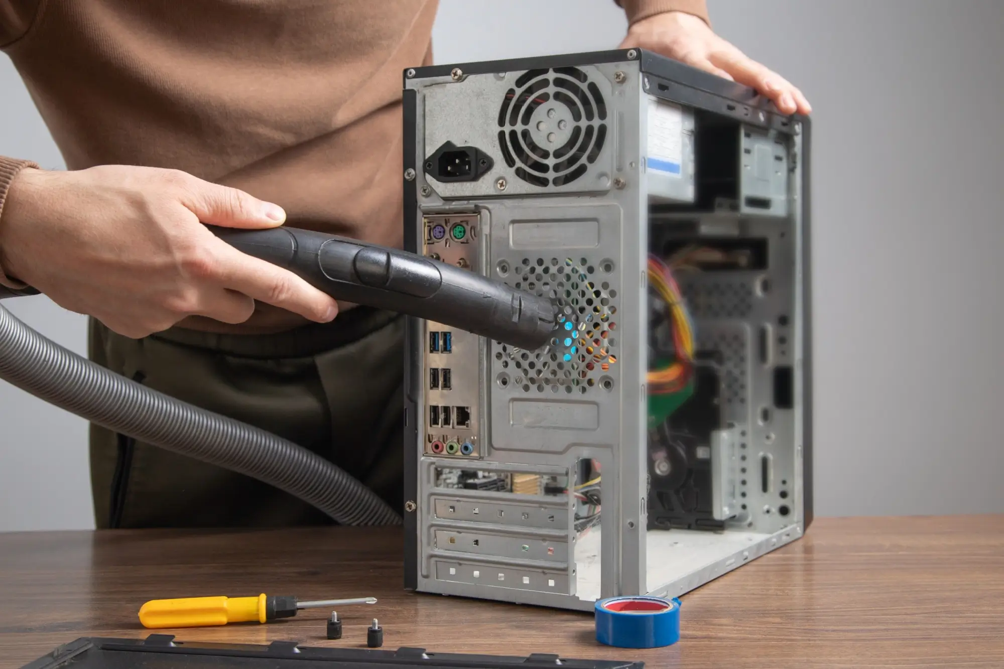 Shutterstock_2604543779 - Techsvět Muž vysává útroby počítače