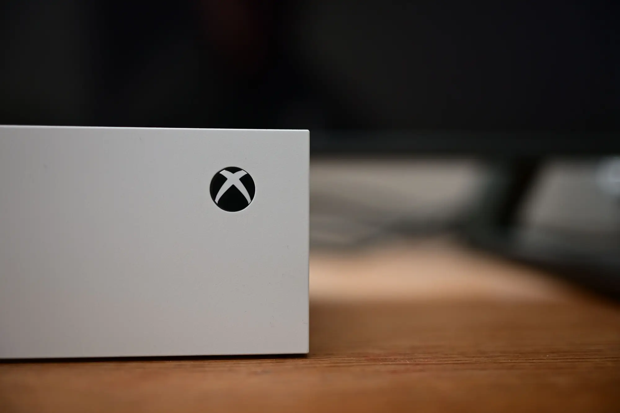 Shutterstock_2606187363 - Techsvět Xbox na stole