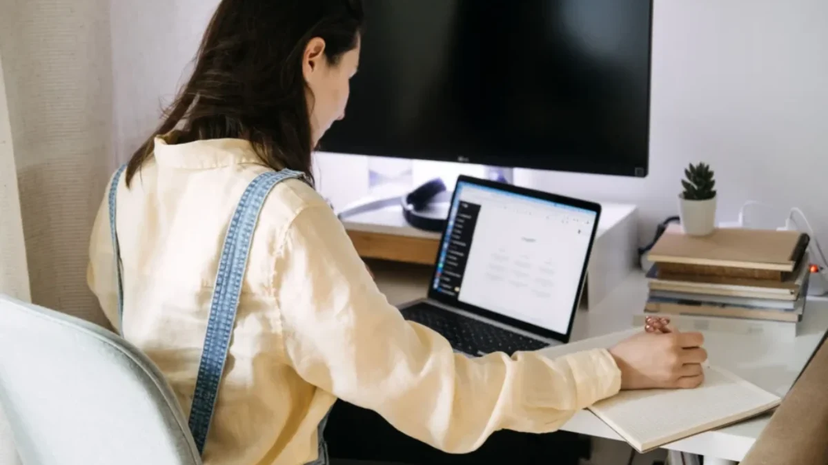 žena si píše s umělou inteligencí