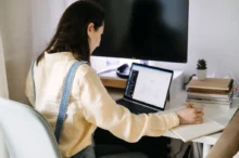 žena si píše s umělou inteligencí