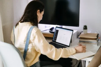 žena si píše s umělou inteligencí