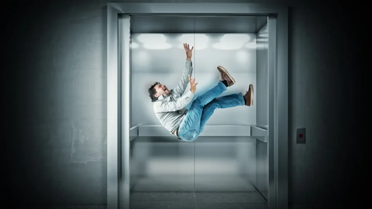 muž v padajícím výtahu