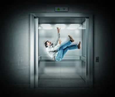 muž v padajícím výtahu
