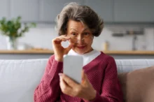 Seniorka kouká do mobilu