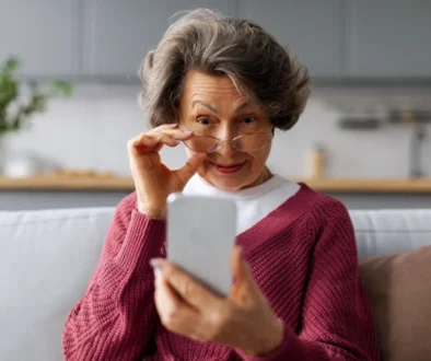 Seniorka kouká do mobilu