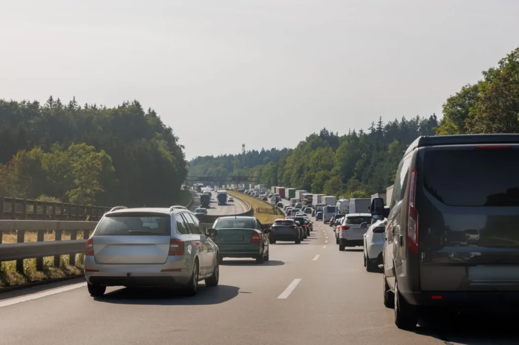 Shutterstock_2633897291 - Techsvět auta v koloně