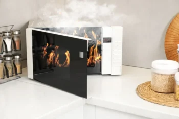 hořící mikrovlnka v kuchyni