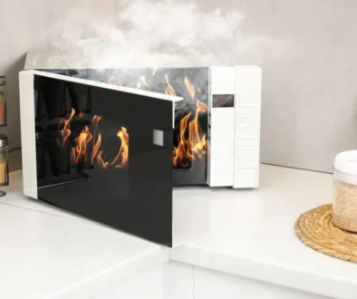 hořící mikrovlnka v kuchyni