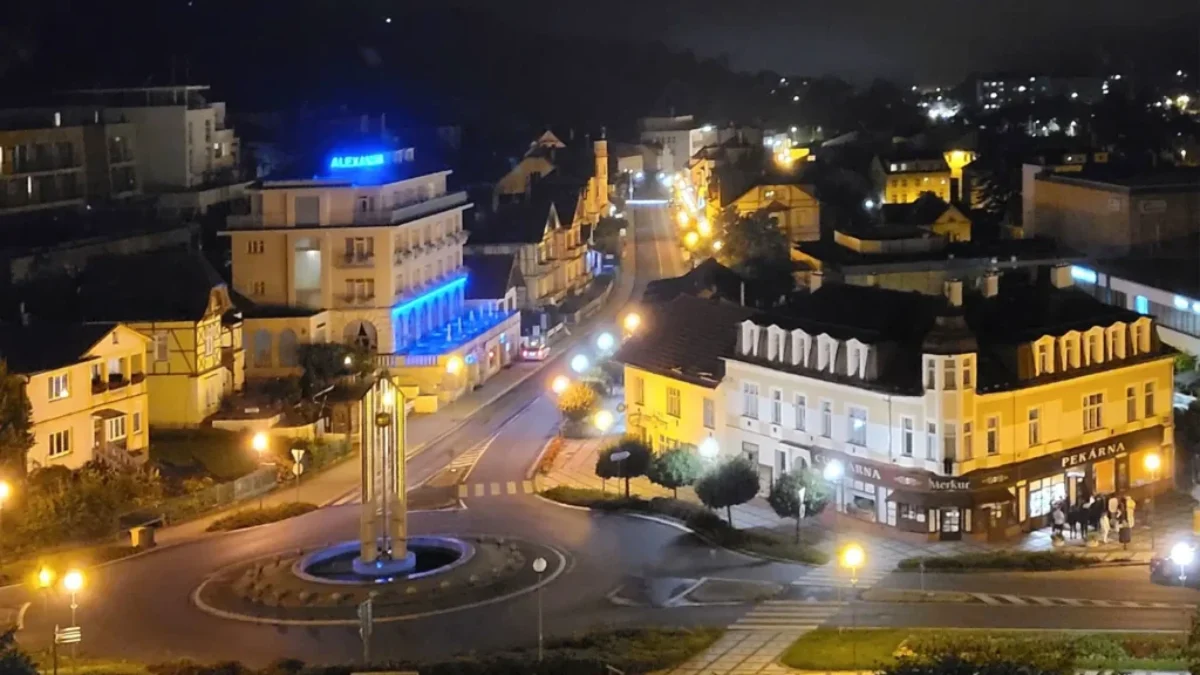 pohled na osvětlený kruhový objezd