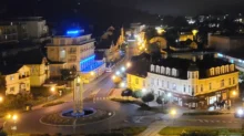 pohled na osvětlený kruhový objezd
