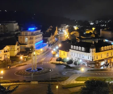 pohled na osvětlený kruhový objezd