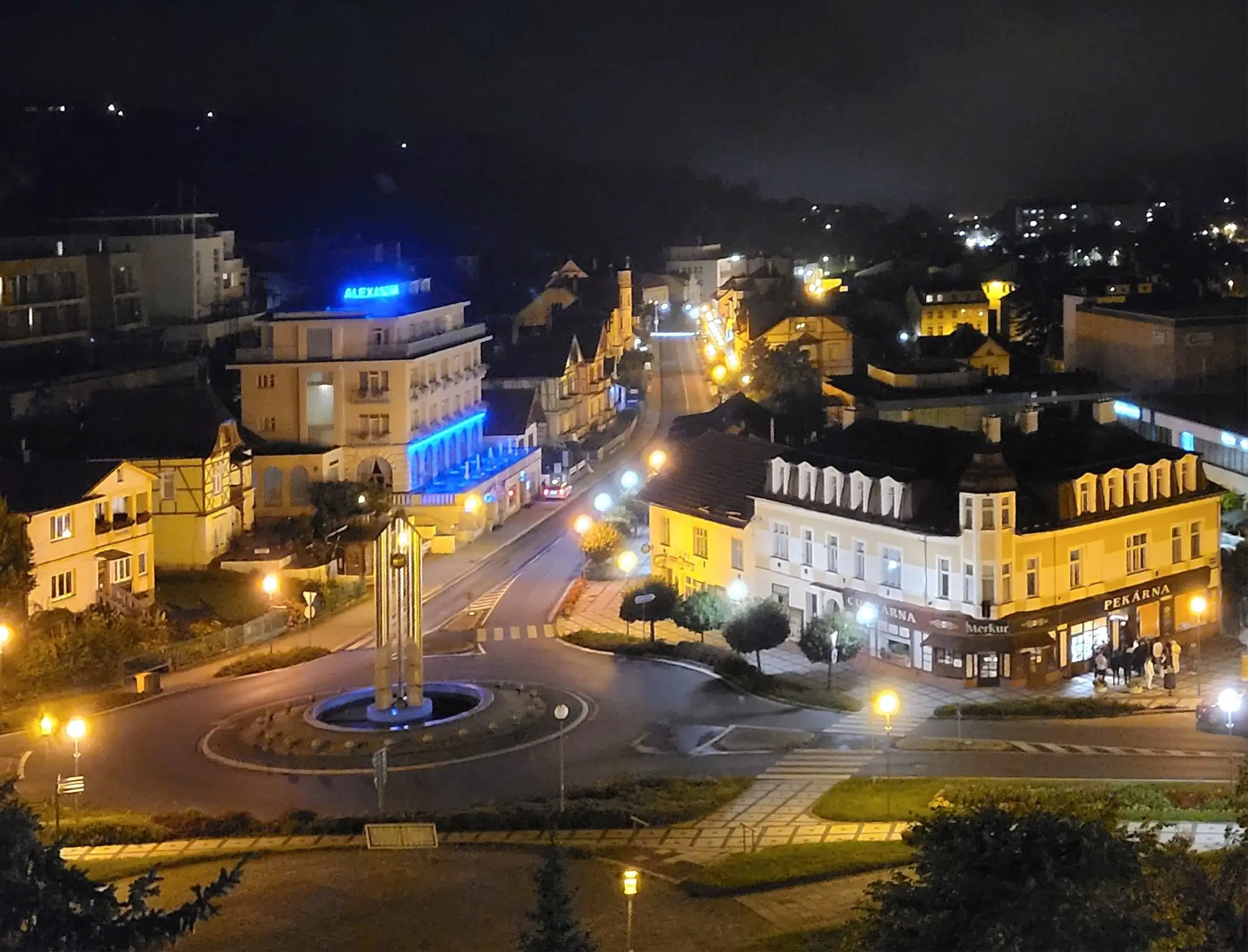 pohled na osvětlený kruhový objezd