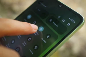 Co se stane, když v letadle vypnete na mobilu letový režim: Hrozí pomatení přístrojů a pád letadla?