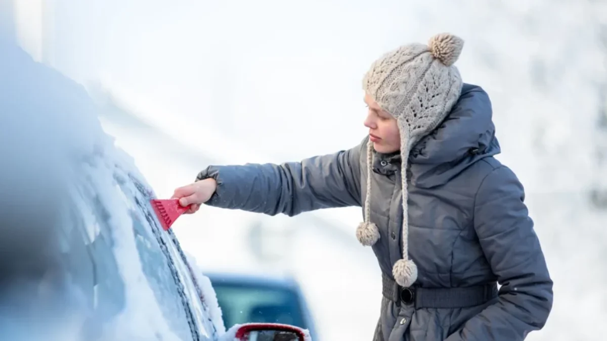 škrábání skla v zimě