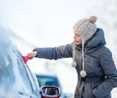 škrábání skla v zimě