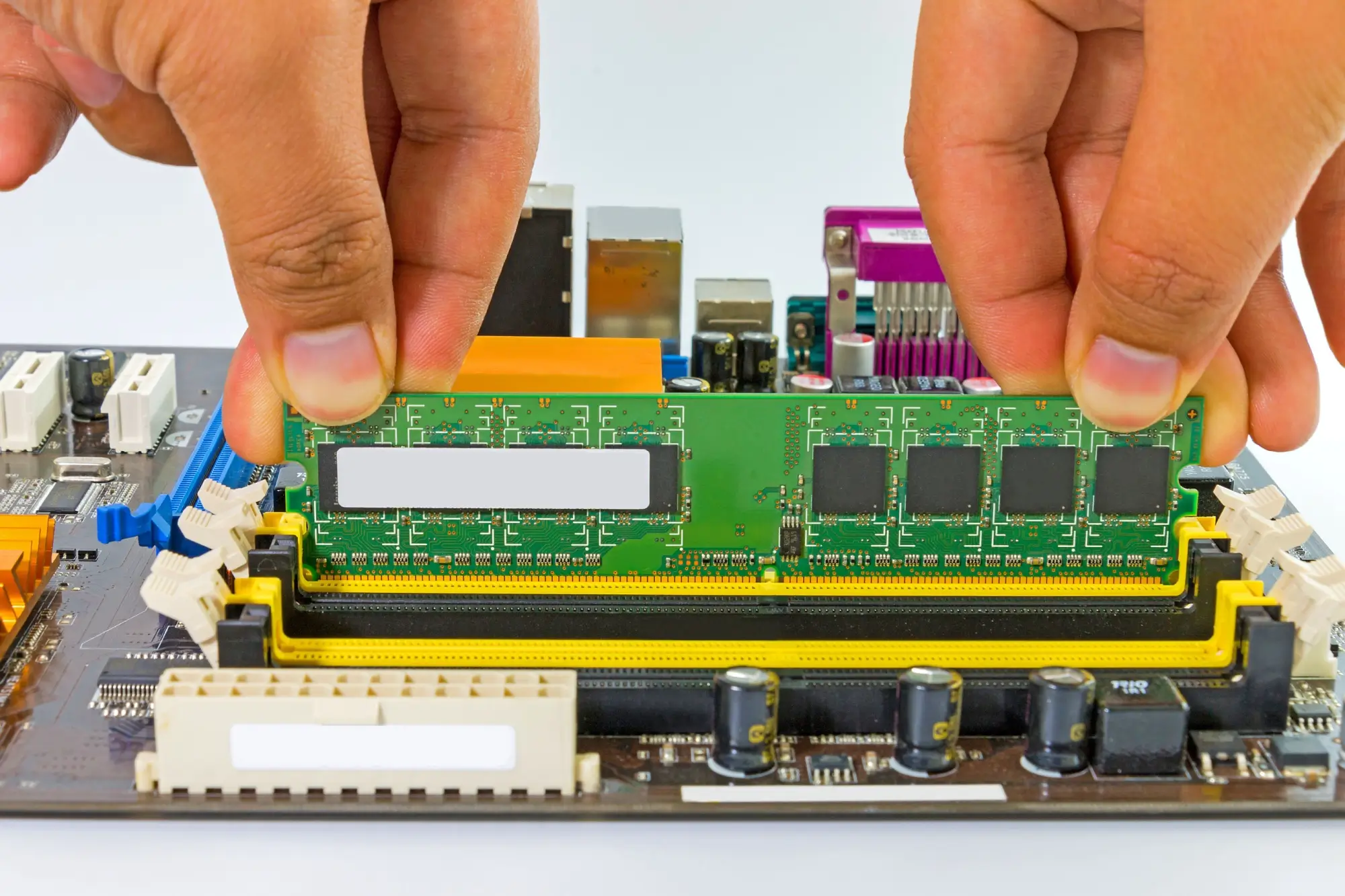 Shutterstock_480131371 - Techsvět Ruce mění RAM na základní desce PC