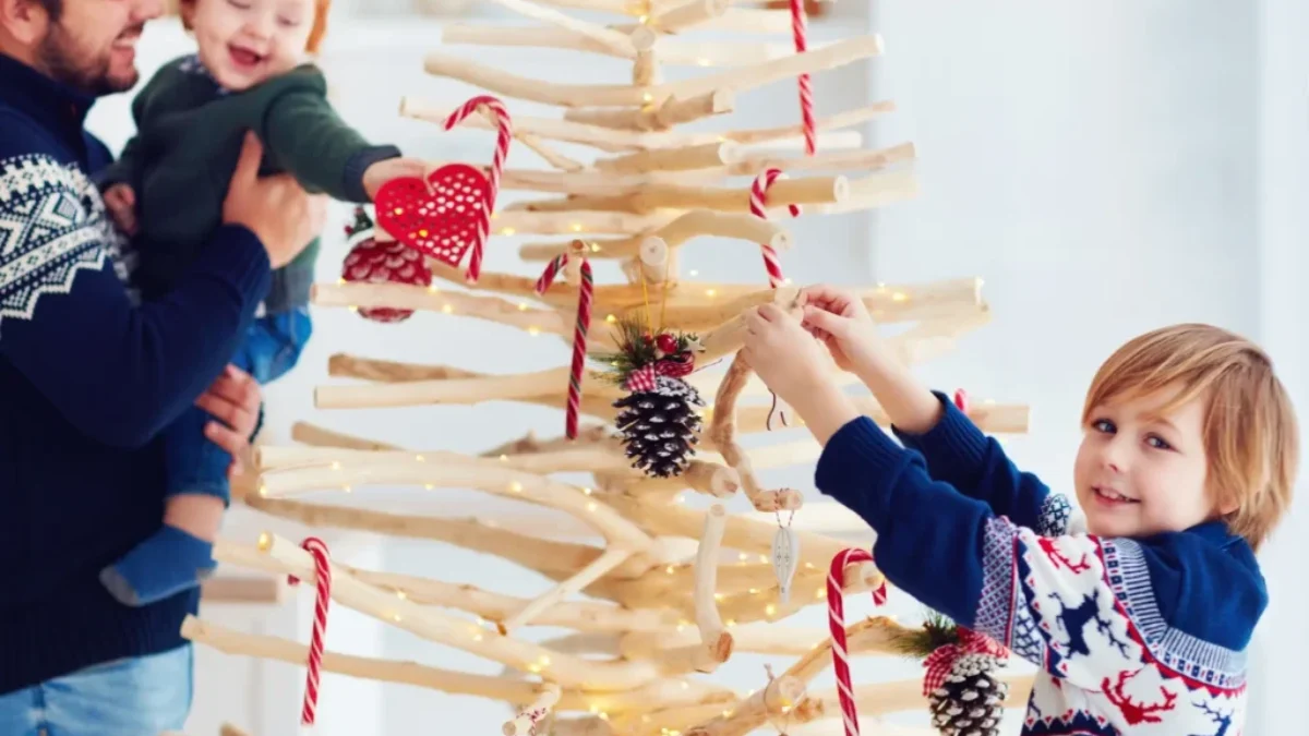 rodina zdobí netradiční vánoční stromeček