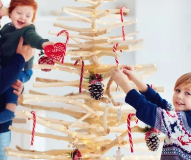 rodina zdobí netradiční vánoční stromeček