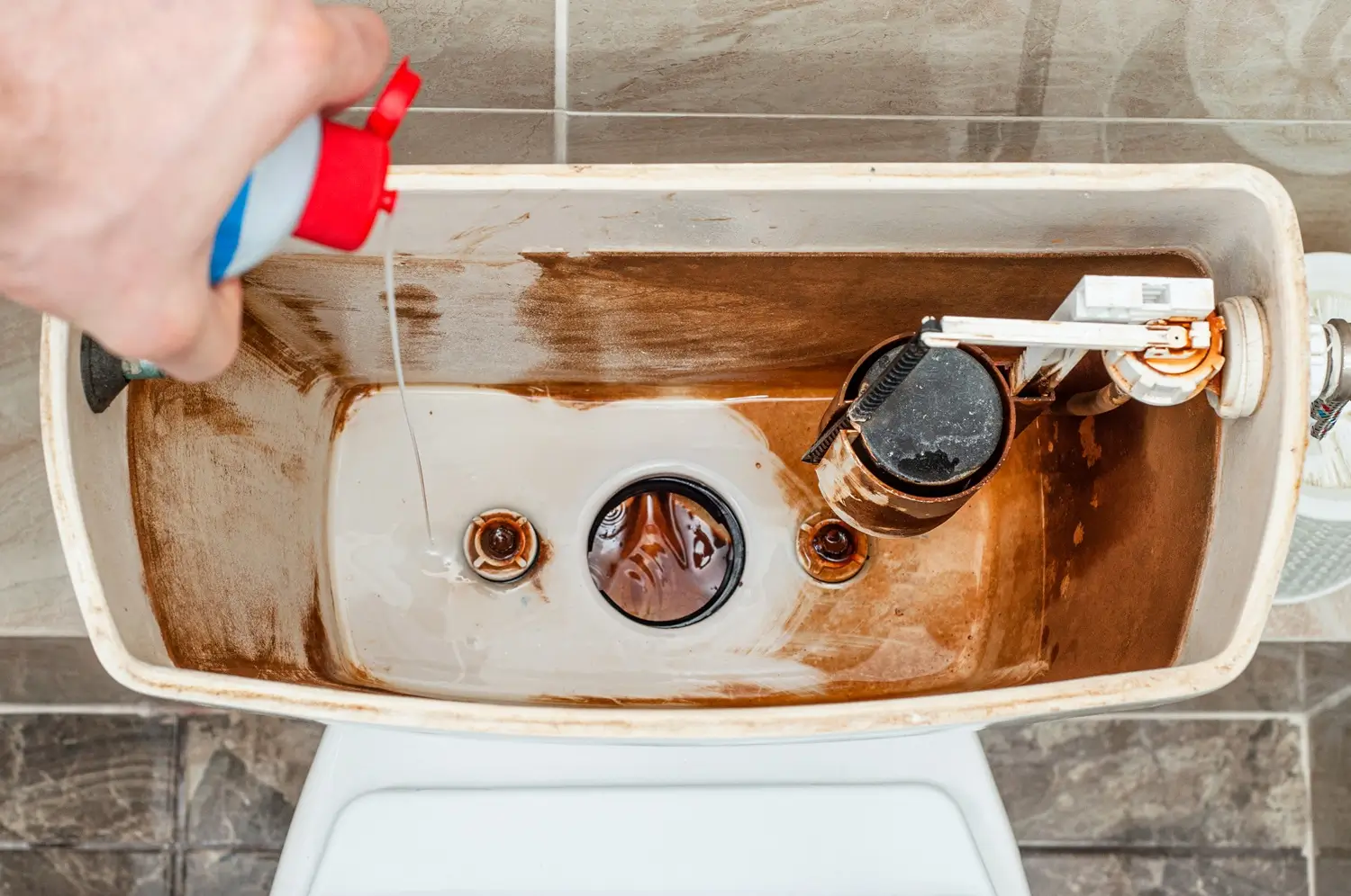 čištění splachovací nádržky