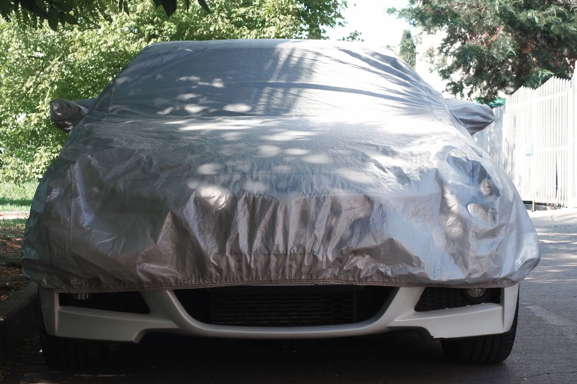 asdfa - Techsvět Zakryté auto plachtou