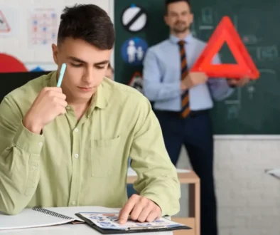 student autoškoly píše test