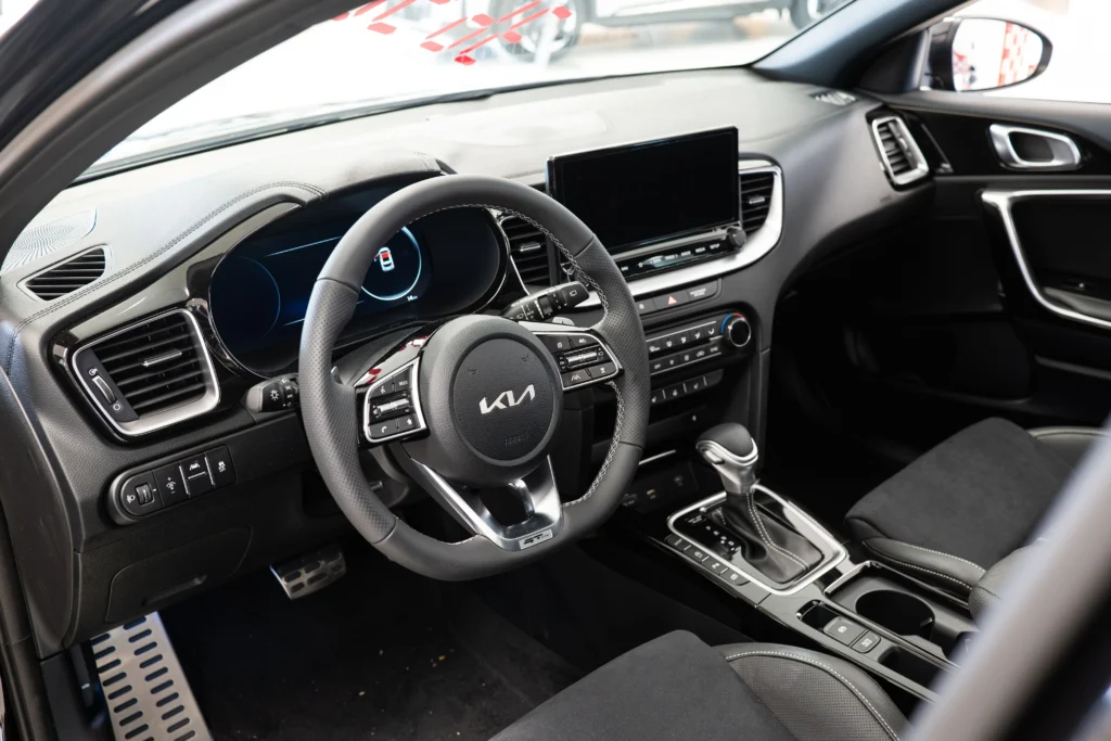 Interiér Kia Ceed SW je vyveden v černé barvě, ovládací tlačítka jsou analogová - Techsvět Interiér Kia Ceed SW