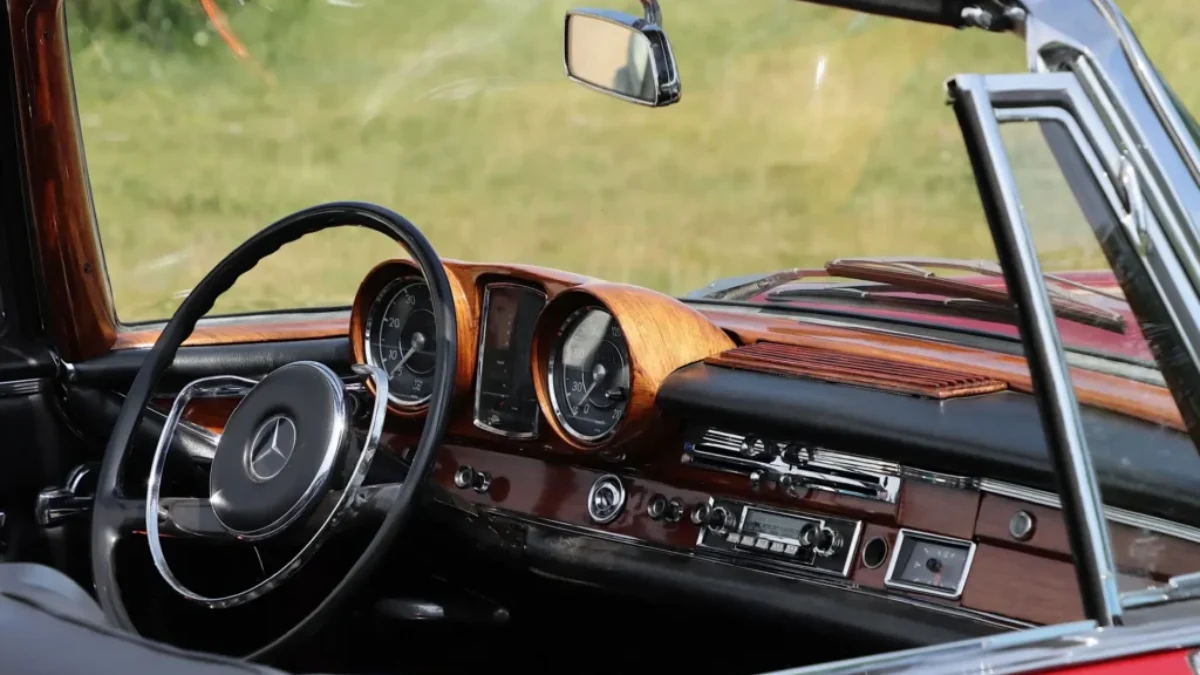 Interiér staršího Mercedesu