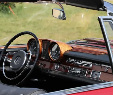 Interiér staršího Mercedesu