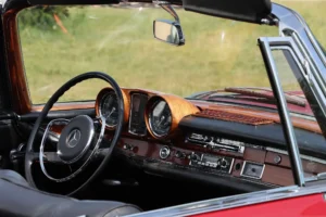 Auto kvíz: Víte, k čemu slouží sytič, co je to šaltpáka a jaké auto mělo „švihadla“? Na všechny otázky odpoví jen správný autíčkář