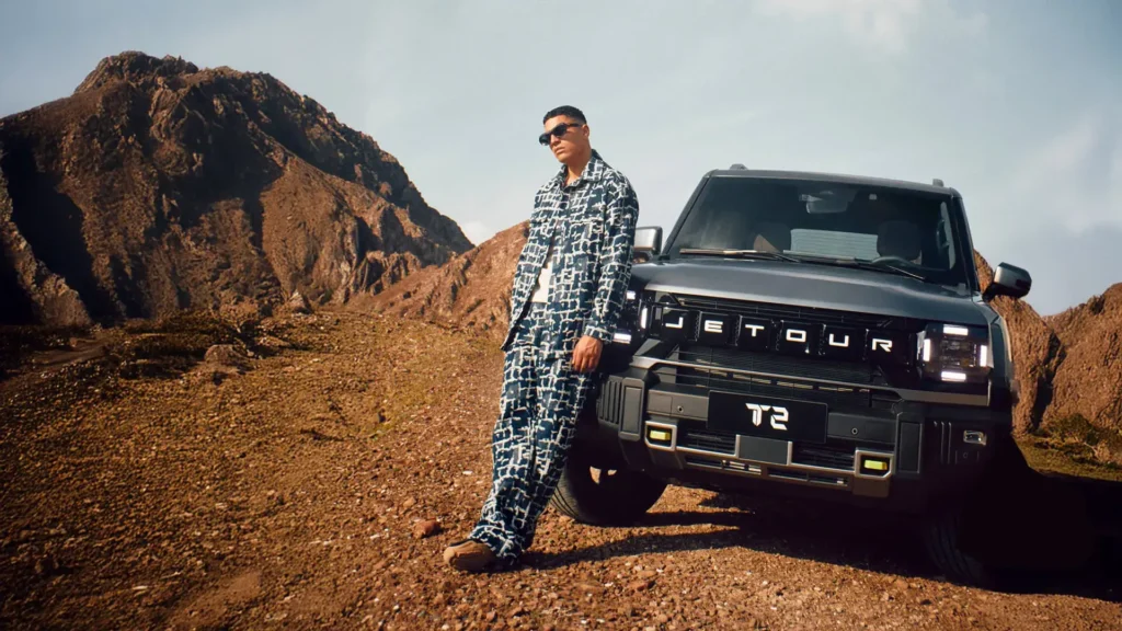 jetour1 - Techsvět muž u vozidla JETOUR T2