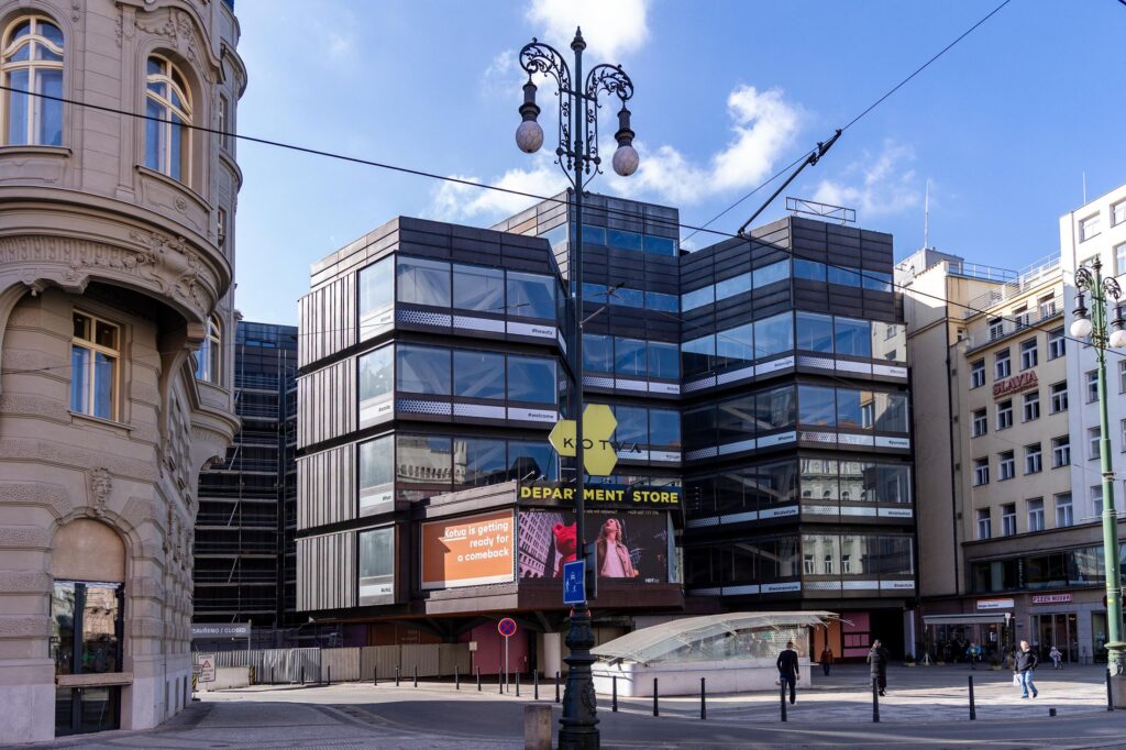 Nákupní centrum Kotva za krásného dne.